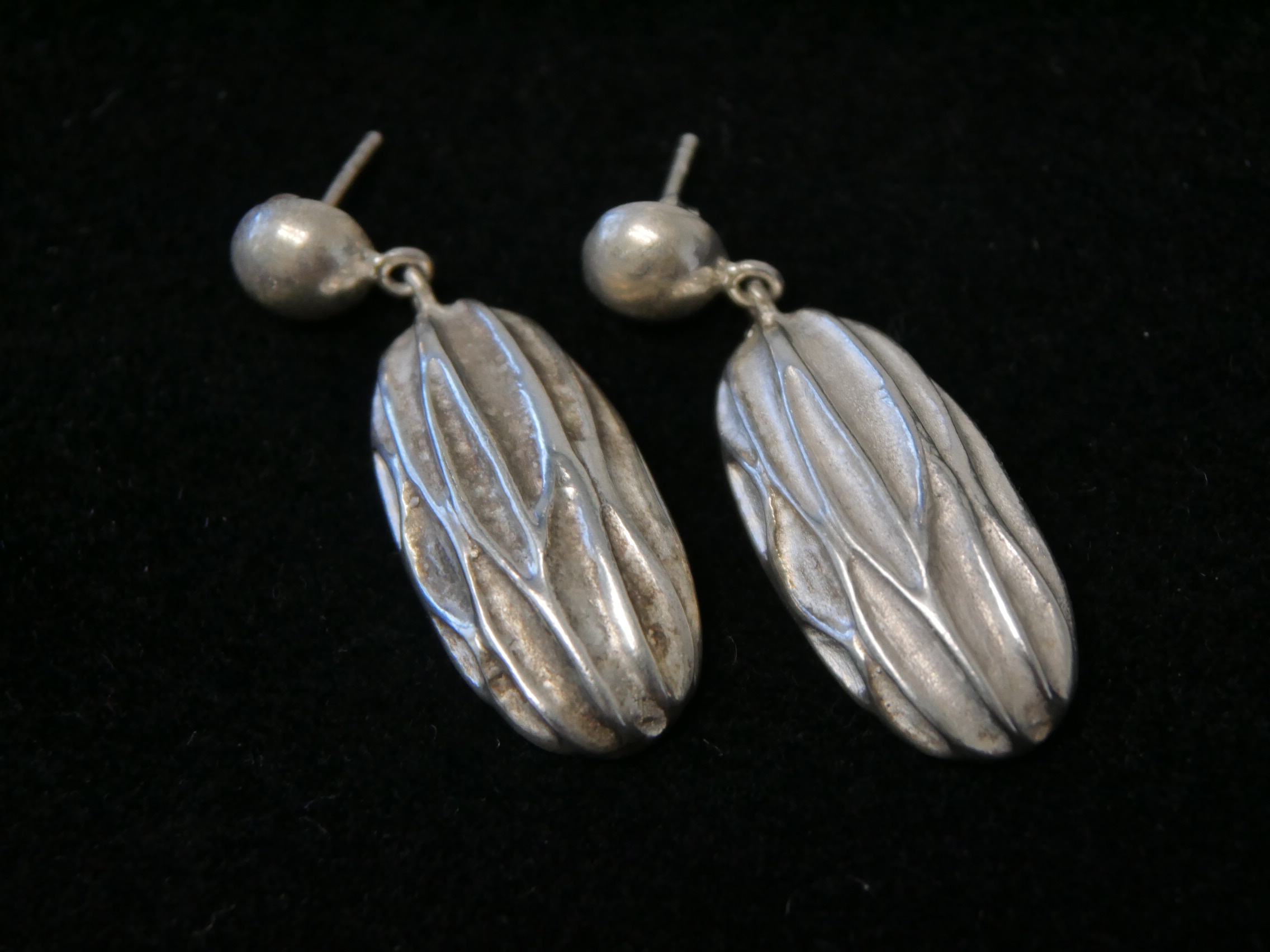 1 Paar lang ovale Ohrhänger als Ohrstecker Baumrinde Muster in 925er Silber