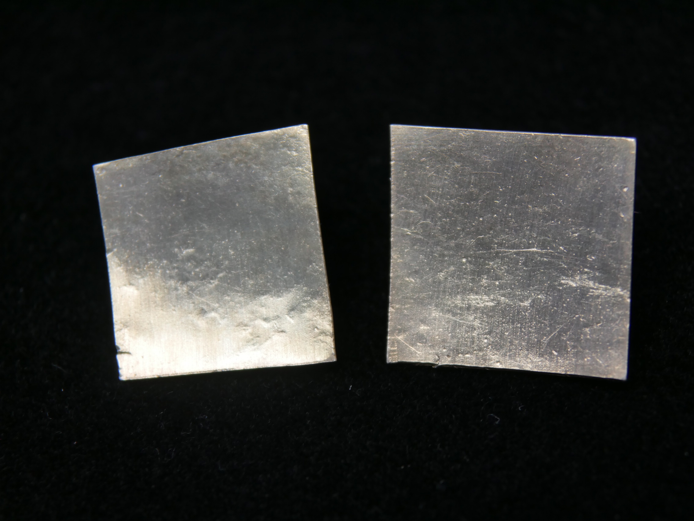 2 Stück Ohrringe als Ohrstecker Quadrat Design golden schmimmernd 925er Silber