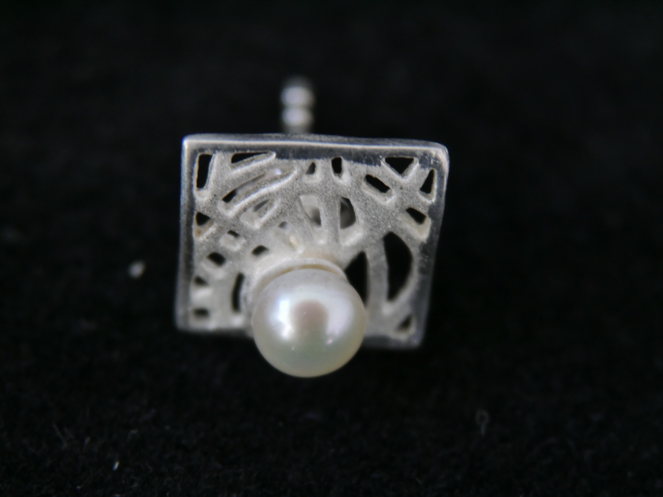 Kleiner Ohrstecker mit echter Perle in modernen Design Ohrring 925er Silber